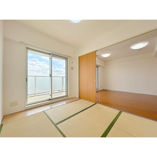 リビングと続きのくつろぎ空間です♪