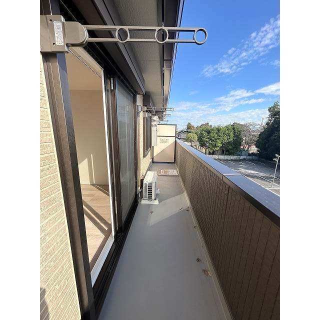 南向きで日当たり良好なバルコニー。