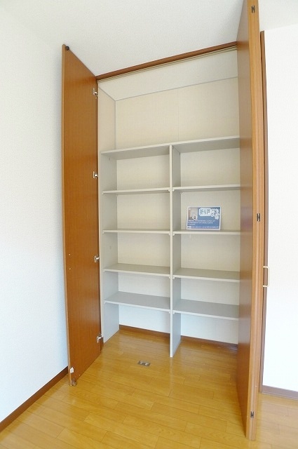 リビングの棚付き収納。