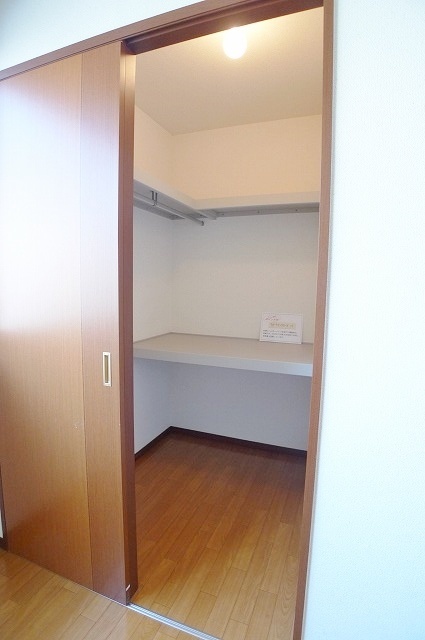 ボリュームたっぷりのウォークインクローゼット。