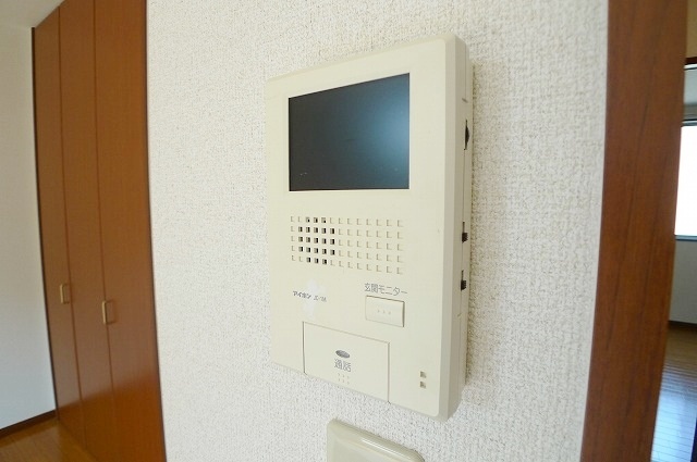 訪問者に室内から応対できる安心のモニターホン。
