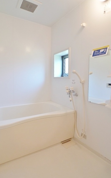 追い焚きで長湯もできる浴室。