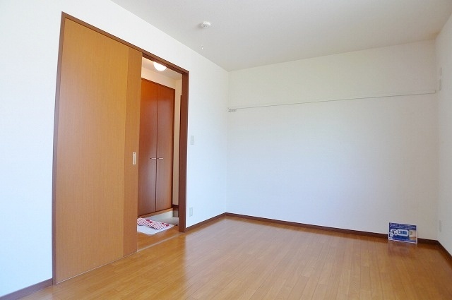 6.2帖　寝室向けの洋室。こちらもエアコン完備です。