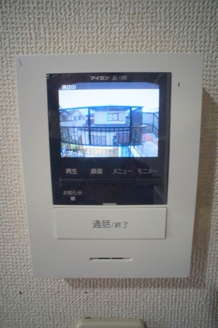 来客者を室内から確認できて安心のモニターホン。