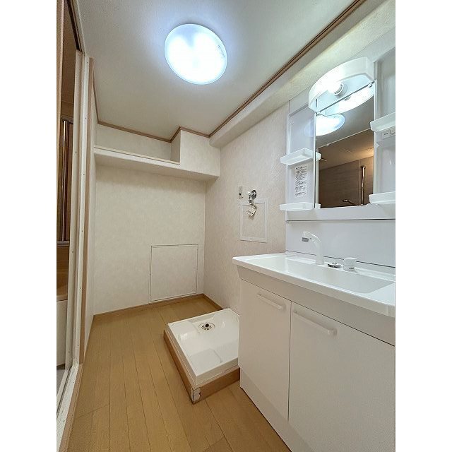 シャワー付き洗面台と洗濯防水パンです♪