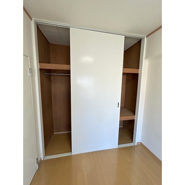 洋室の収納は仕分けがしやすい造りです♪