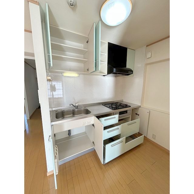 収納豊富なキッチン♪3口コンロ・グリル付き♪