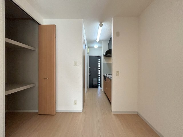 キッチン横のスペースも広々。収納付きです。