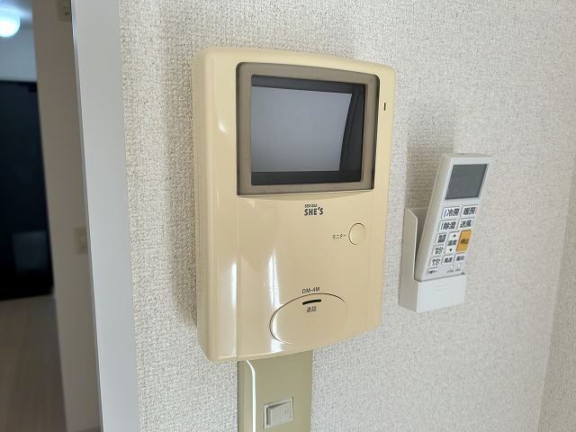 訪問者に室内から確認・応対できる安心のモニターホン。