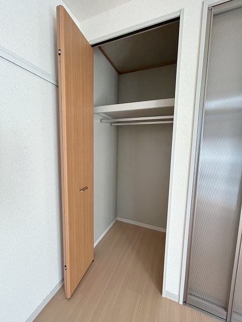 洋室のクローゼットに衣類もらくらく収納。