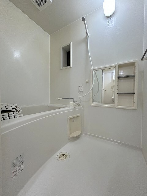 小窓があって自然換気もできる衛生的な浴室。