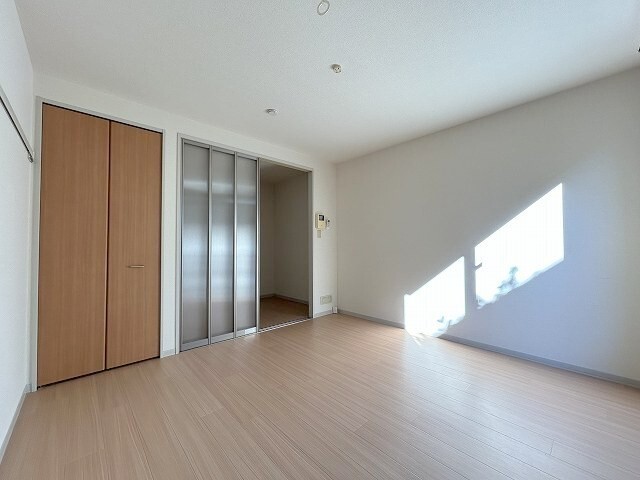 ベッドを配置しても広めにお住まいになれます。