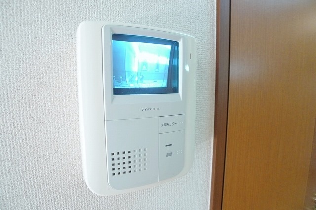 訪問者に室内から応対できるインターホン。