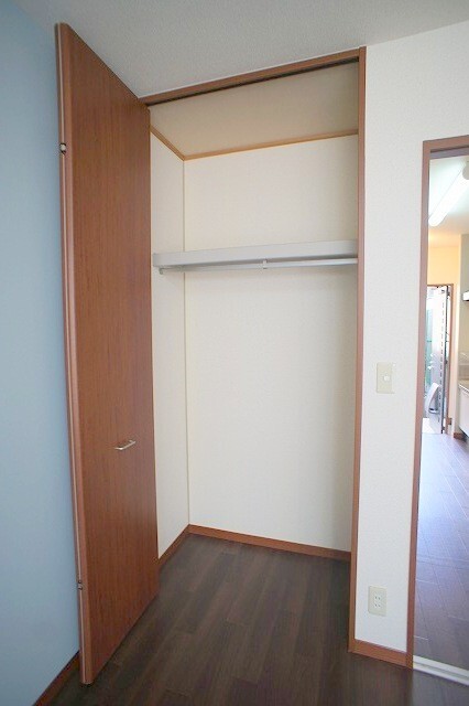 洋室のクローゼット。スーツやコートもすんなり収納できます。