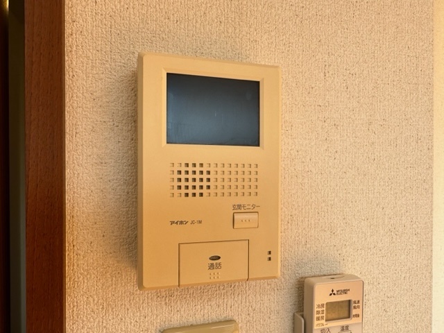 訪問者に室内から応対できる安心のモニターホン。