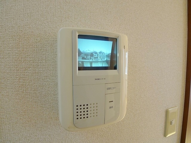 訪問者に室内から応対できるインターホン。