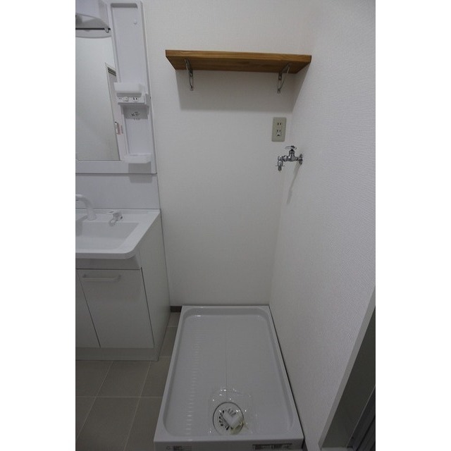 洗濯機置場上部に棚あり！