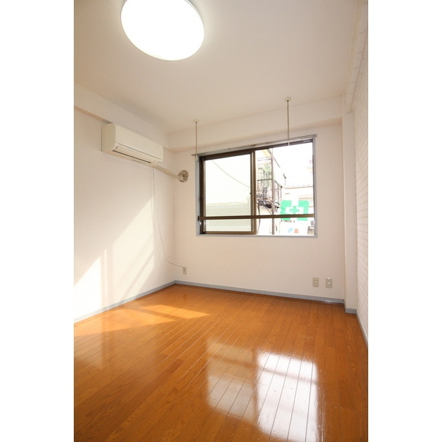 南向きの明るい洋室です♪※現況優先