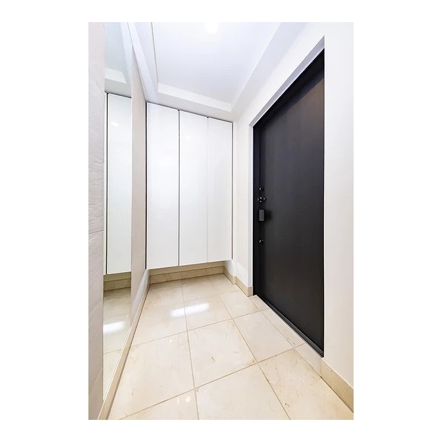 収納力のある玄関スペースです♪※現況優先。