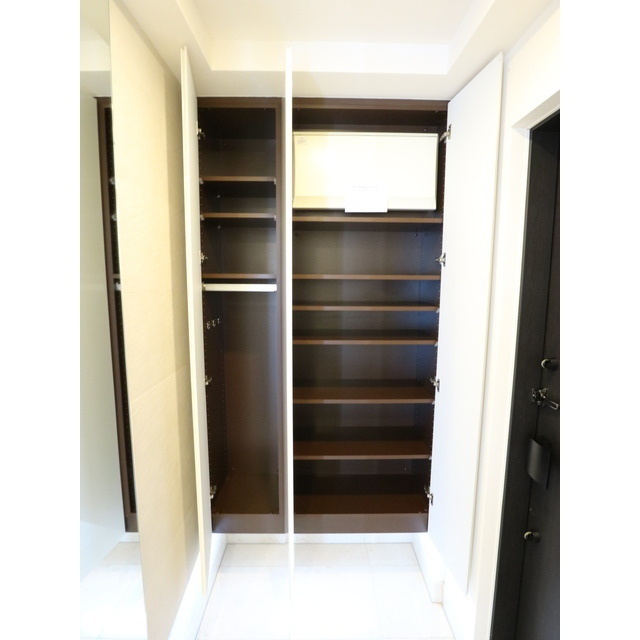 収納力のある玄関スペースです♪※現況優先。