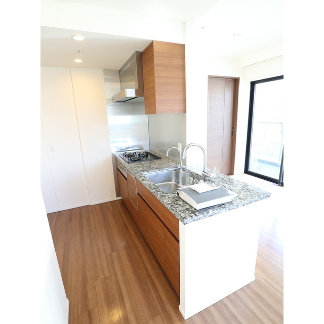 食洗器やディスポーザー付のキッチンです。※現況優先。