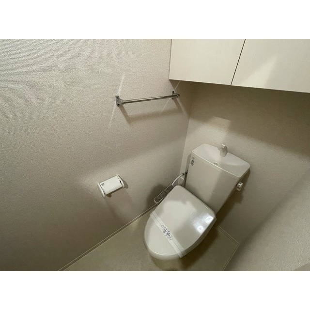 温水洗浄暖房便座☆上部棚付なので便利☆