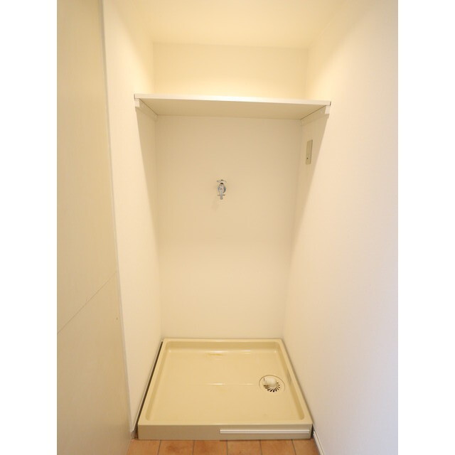 室内洗濯機置き場です★上部に棚がついているのが便利☆※現況優先