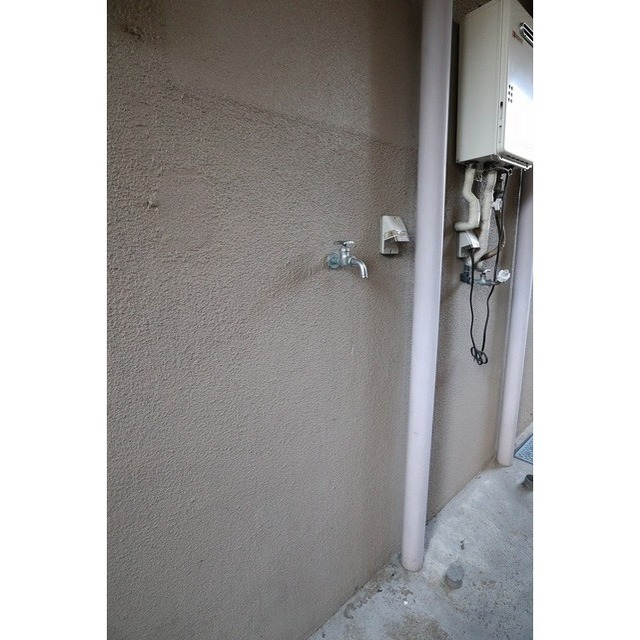 共用部に室外洗濯機置き場があります！※現況優先