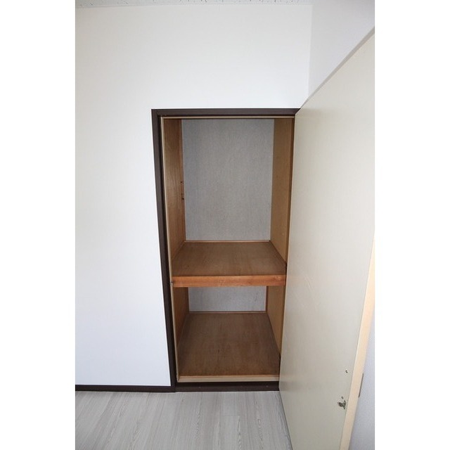 洋室内に収納もございます!