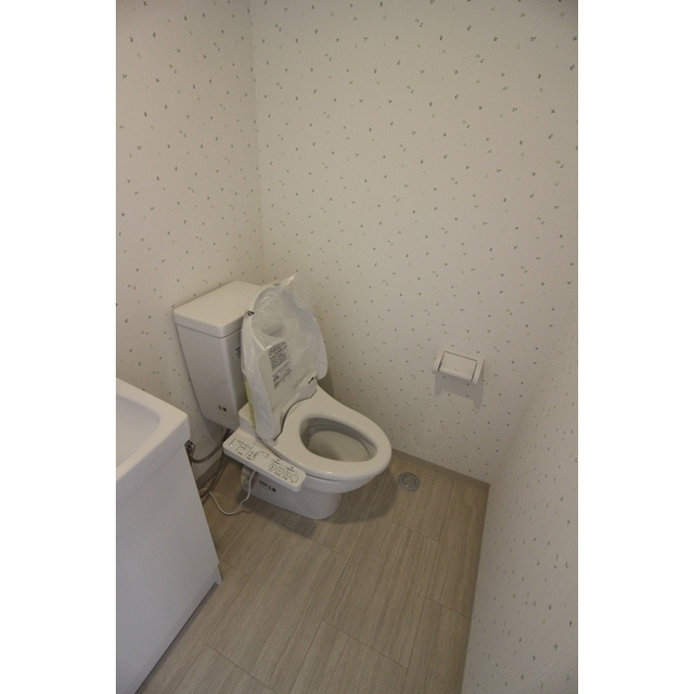 温水洗浄便座付きのトイレです☆※新築時のお写真です。現況優先