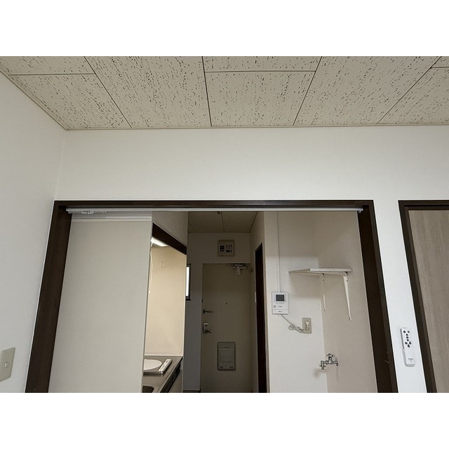 カフェカーテンなどを掛けると目隠しができます♪