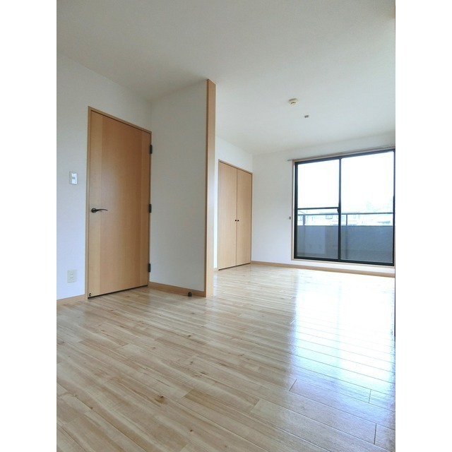 南向き・二面採光の明るい洋室です☆※現況優先