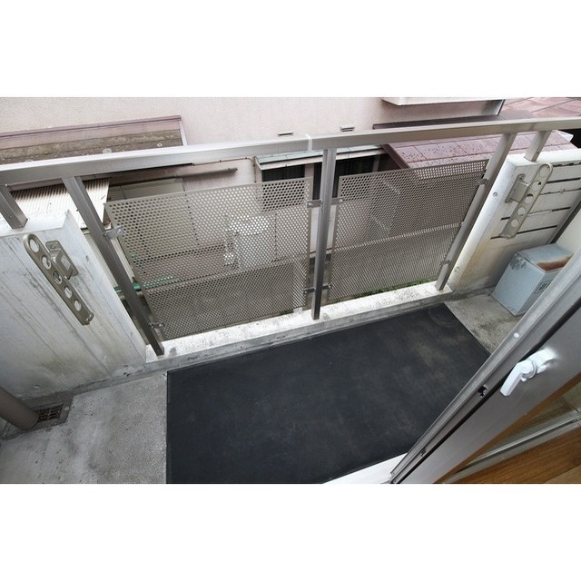 ※グレーチングバルコニーのためバルコニーに水を流さないでください。現況優先