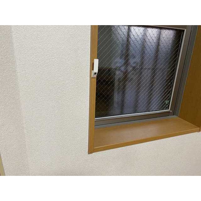 出窓で小物や花瓶が置けます！