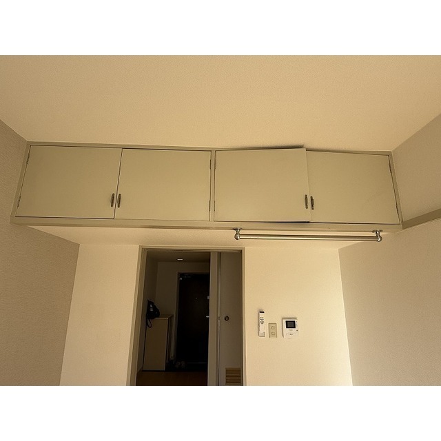 上部収納有。パイプハンガーも付いています！※退去後のクリーニング前の写真です