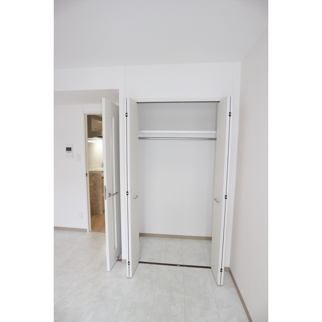 クローゼットなので長いコートも掛けられます♪※現況優先