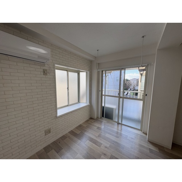 出窓あり。2面採光★※写真は別部屋。現況優先。