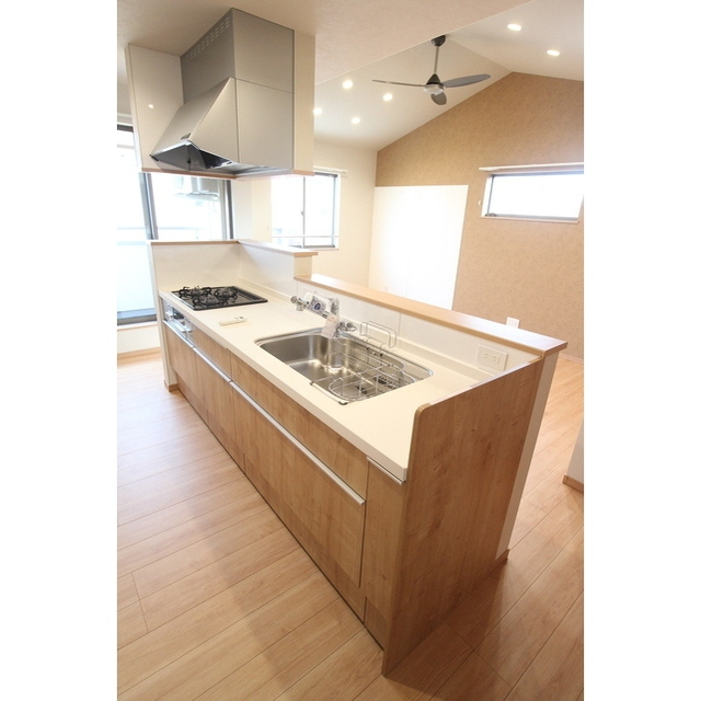 3口ガスコンロ・グリル付きのシステムキッチンです♪※現況優先