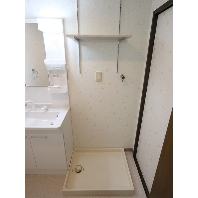 室内洗濯機置場です。可動式収納棚付き！