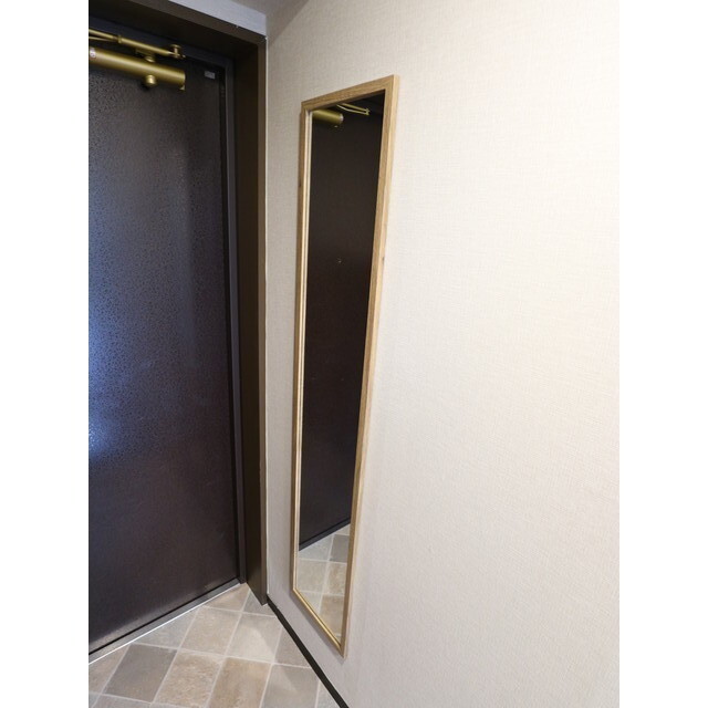 玄関には姿見鏡あり！お出かけ前にチェックできます！