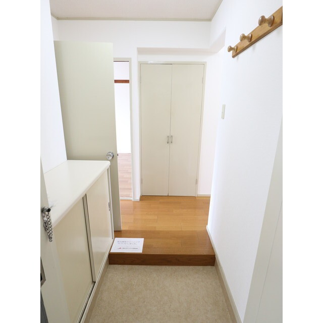 帽子など掛けられる3連フック有!