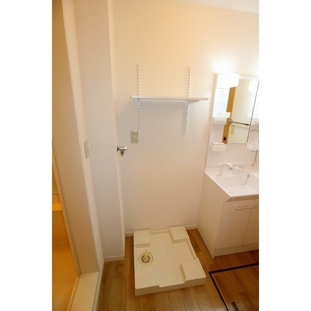 室内洗濯機置場も上部棚付！