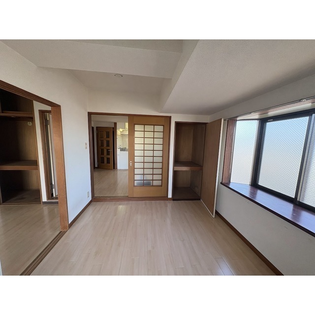 北側洋室！角部屋で出窓がございます★※退去後の写真・現況優先