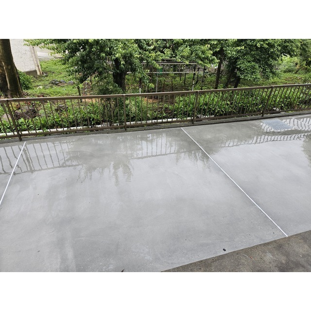 1階はテラスです。コンクリートをひいて整備しました！