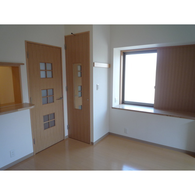 出窓があり、小物や花瓶が置けます★