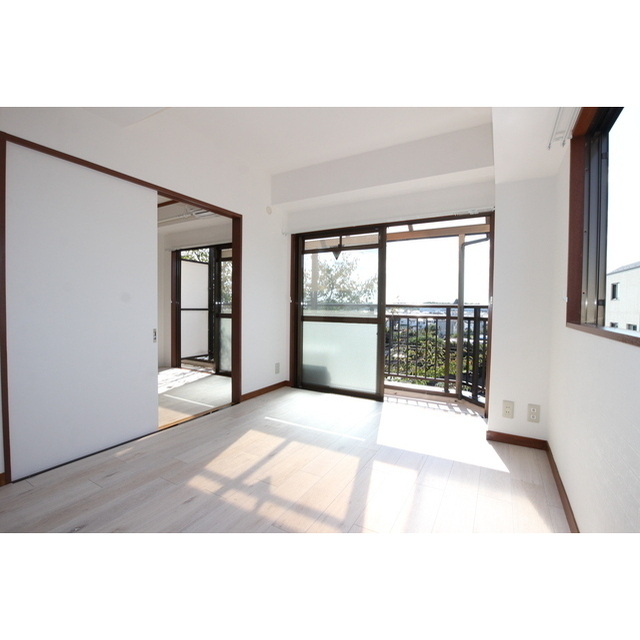 西側洋室は２面採光です！※現況優先