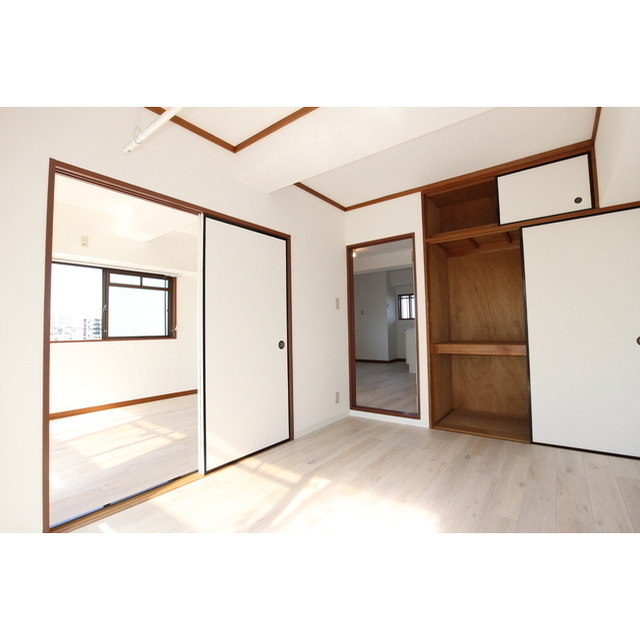 東側洋室は収納があります！※現況優先