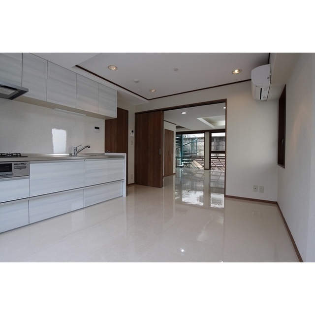 1階キッチンとLD