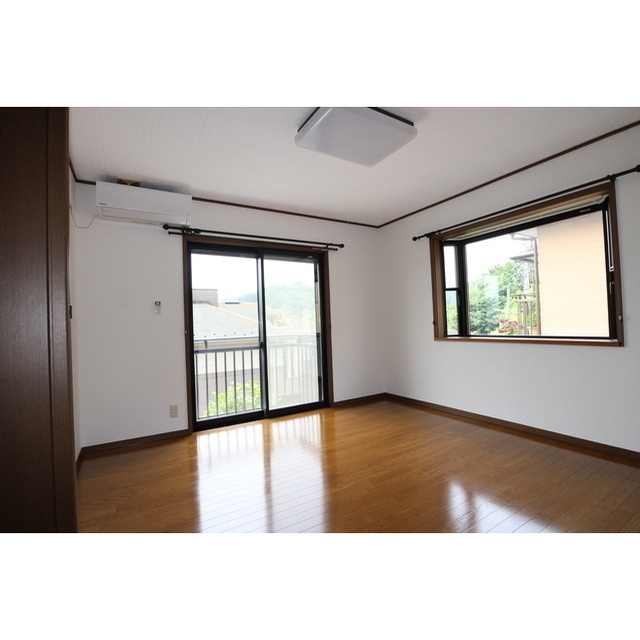 洋室８帖のお部屋は出窓です☆※現況優先