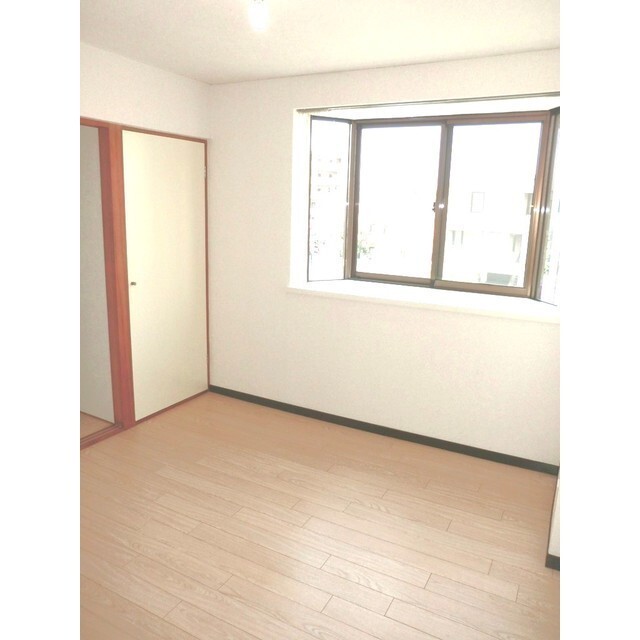 4.5帖の洋室（出窓つき）